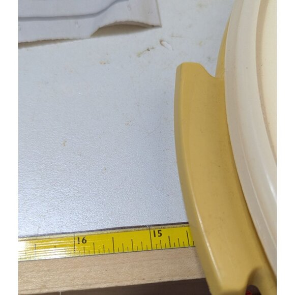 Vintage Tupperware Cake Keeper Carrier Yellow & White Harvest Gold Lid 12" Diame - Picture 6 of 6